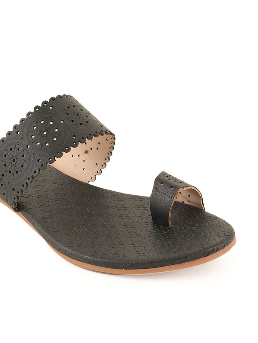 women solid one toe flat sandal - 22341447 -  Standard Image - 4