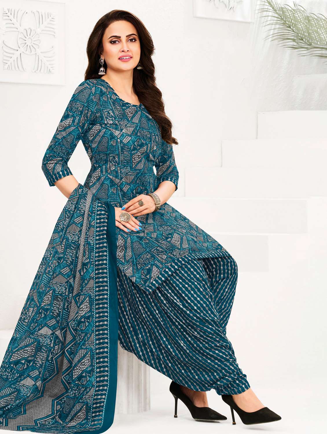 women printed three quarter sleeve kurta patiala with dupatta set