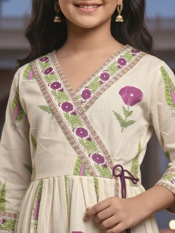 Women Printed Three Quarter Sleeve Flared Kurta - 22353382 -  Standard Image - 4