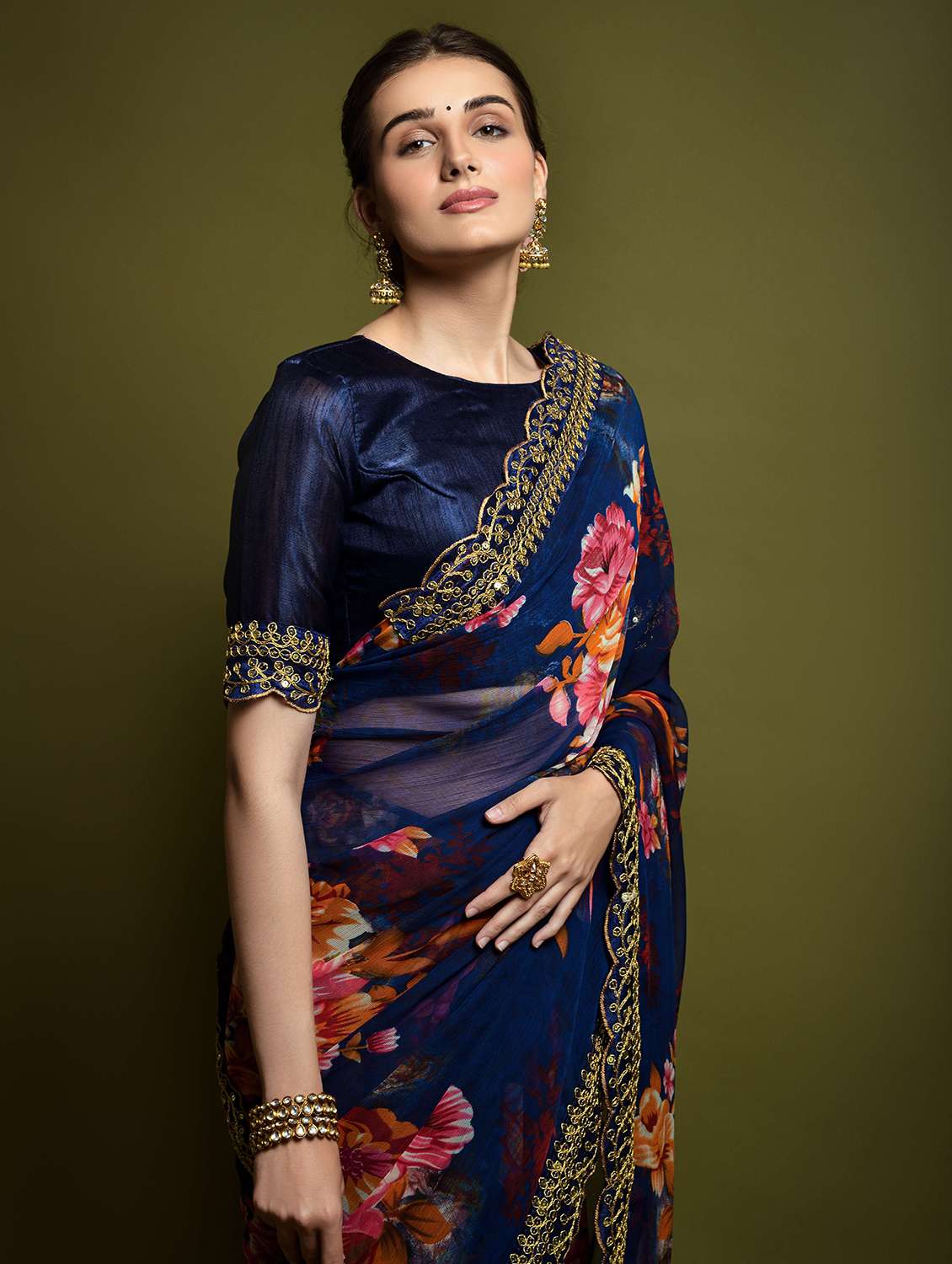 women floral printed bordered saree with blouse - 22361882 -  Standard Image - 4