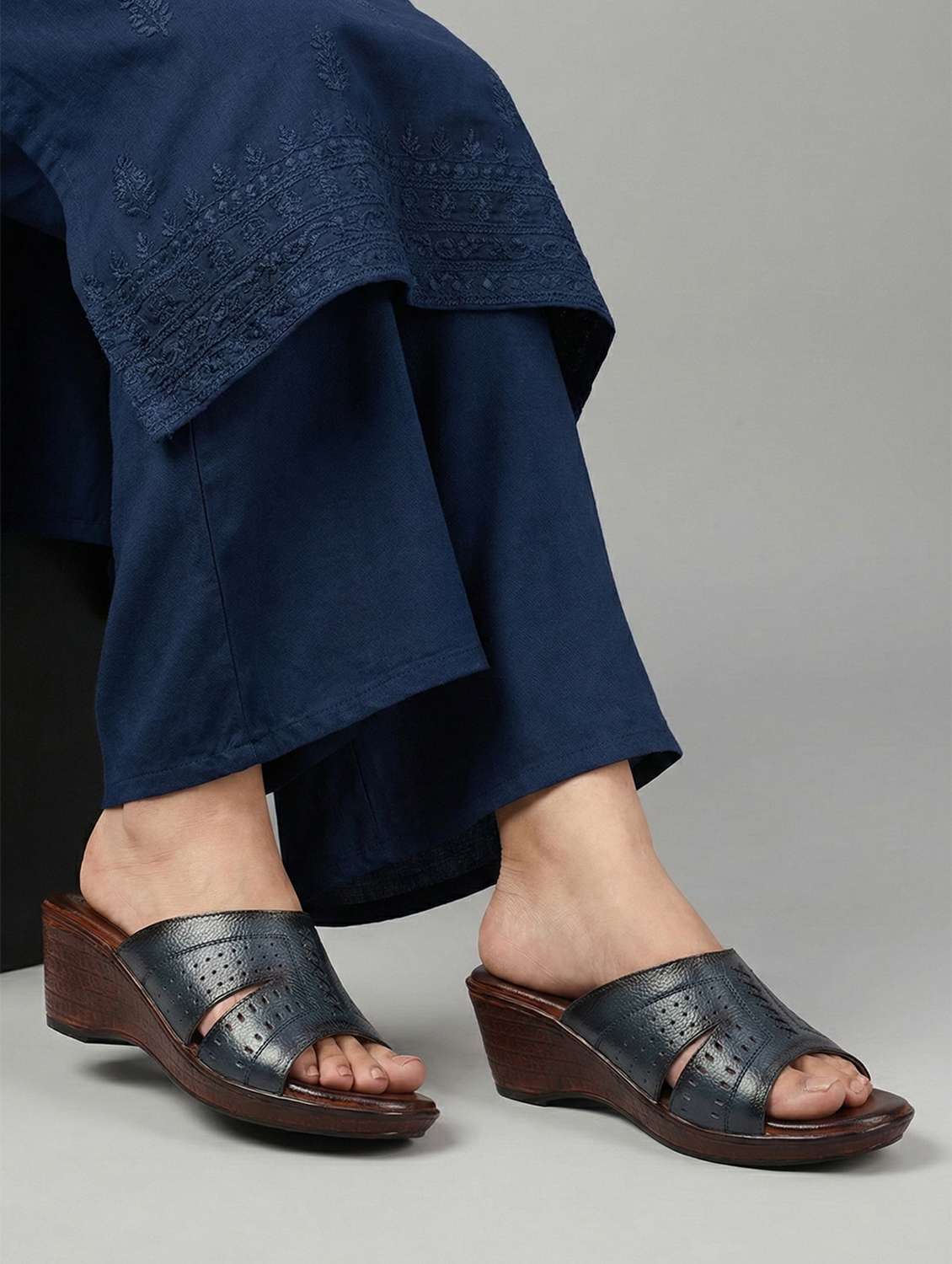 women solid slip on wedge - 22362146 -  Standard Image - 4