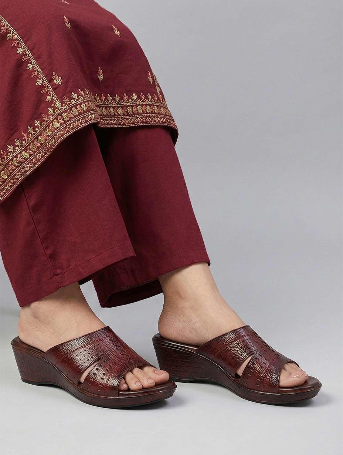 women solid slip on wedge - 22362149 -  Standard Image - 4