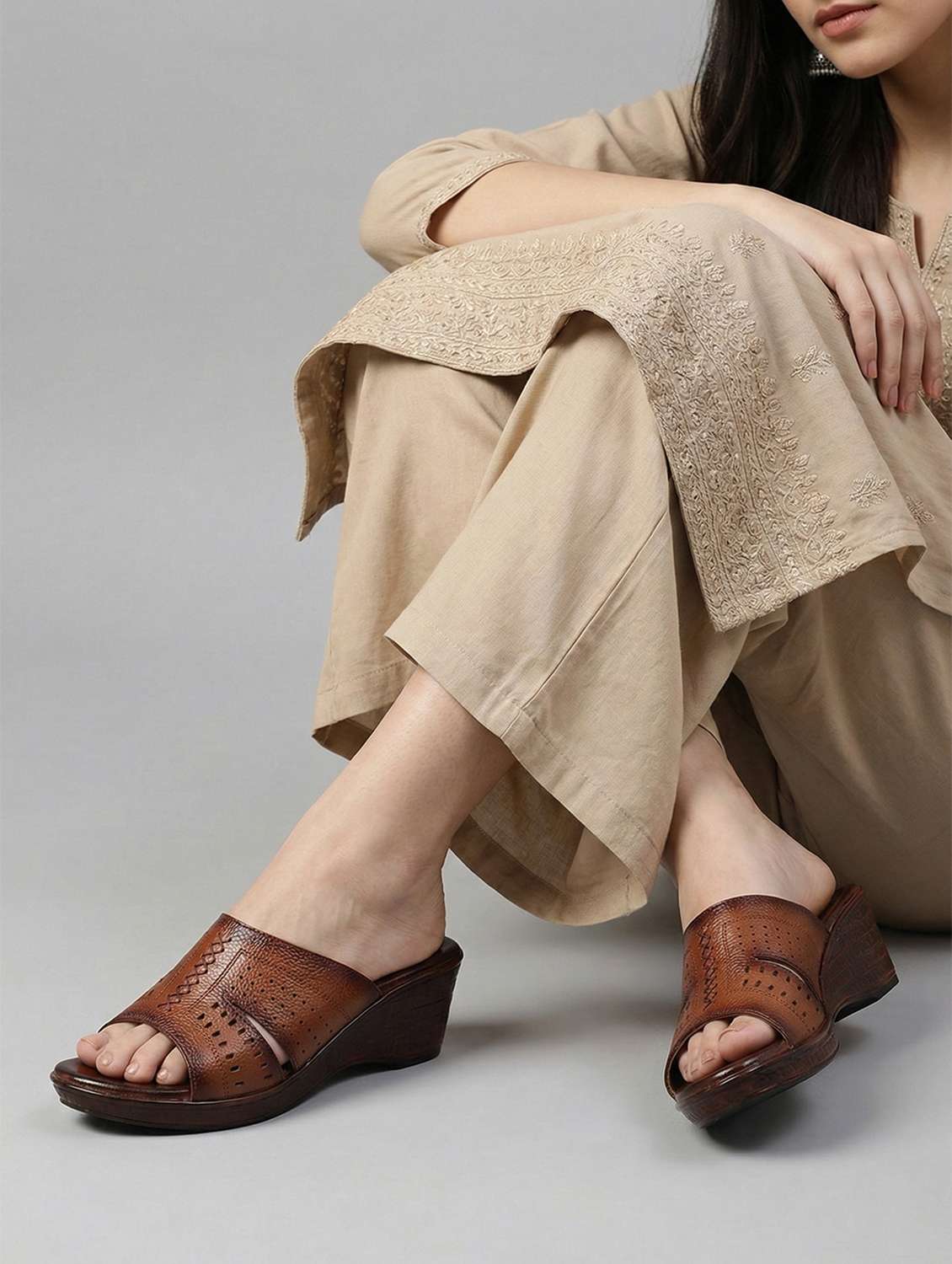 women solid slip on wedges - 22362150 -  Standard Image - 4