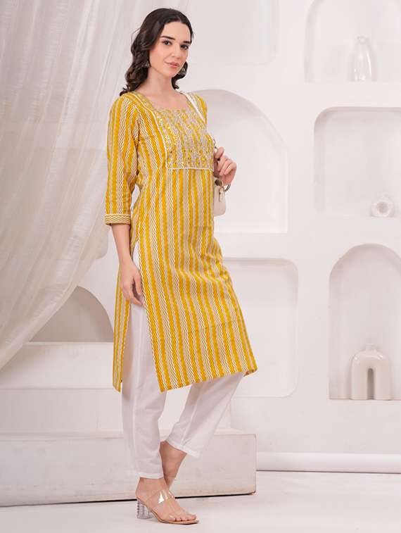 Women Printed Three Quarter Sleeve Straight Kurta - 22362543 -  Standard Image - 1