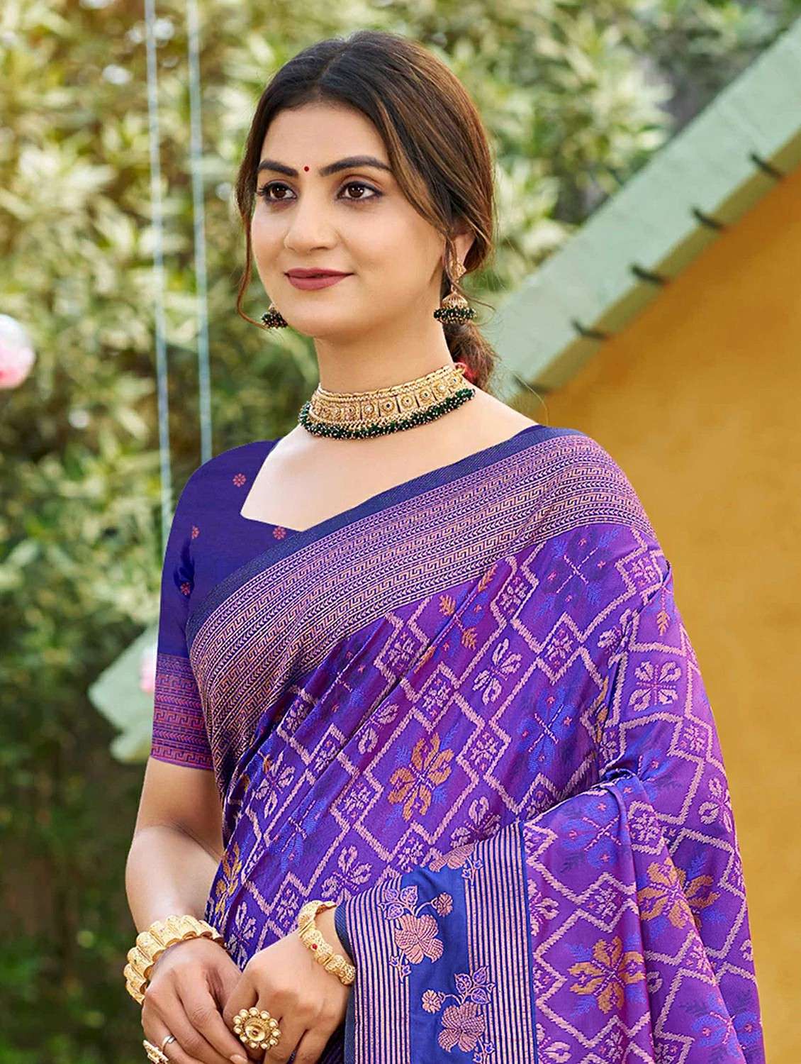 women self design banarasi saree with blouse - 22368427 -  Standard Image - 1