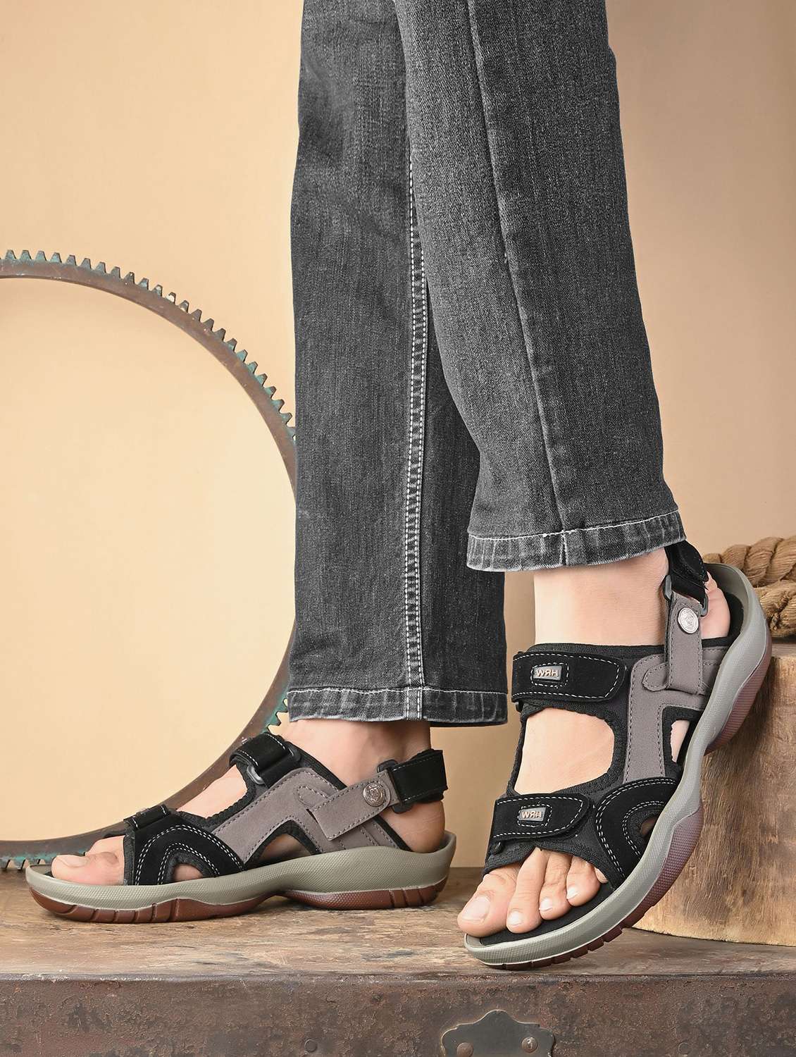 men solid back strap floater - 22373535 -  Standard Image - 1