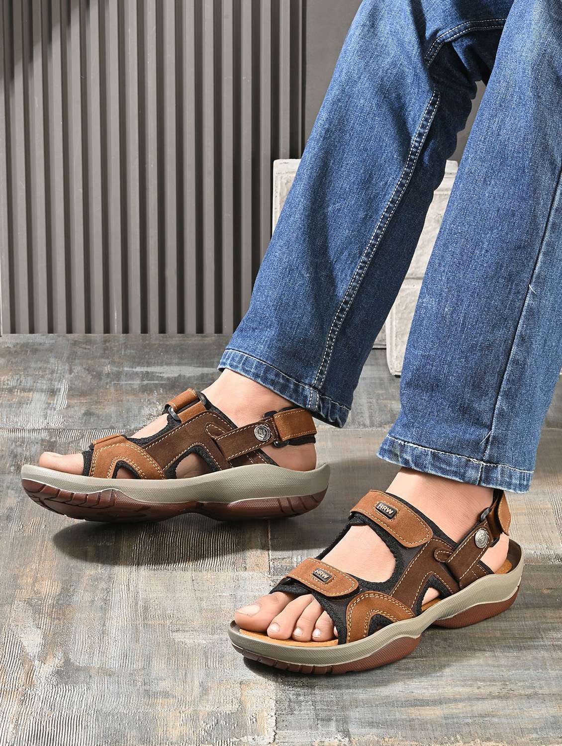 men solid back strap floater - 22373536 -  Standard Image - 1