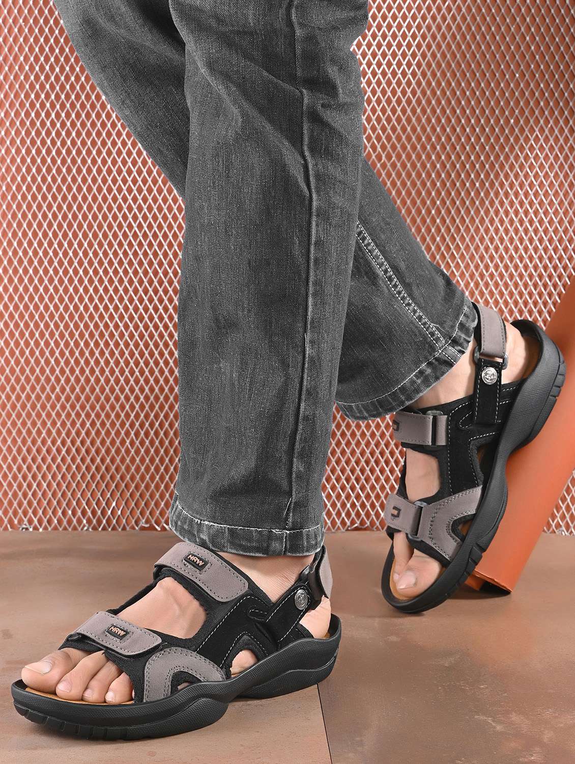 men solid back strap floater - 22373537 -  Standard Image - 1