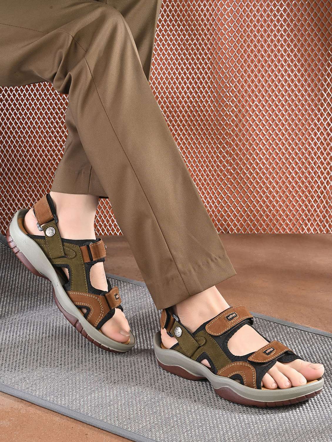 men solid back strap floater - 22373538 -  Standard Image - 1