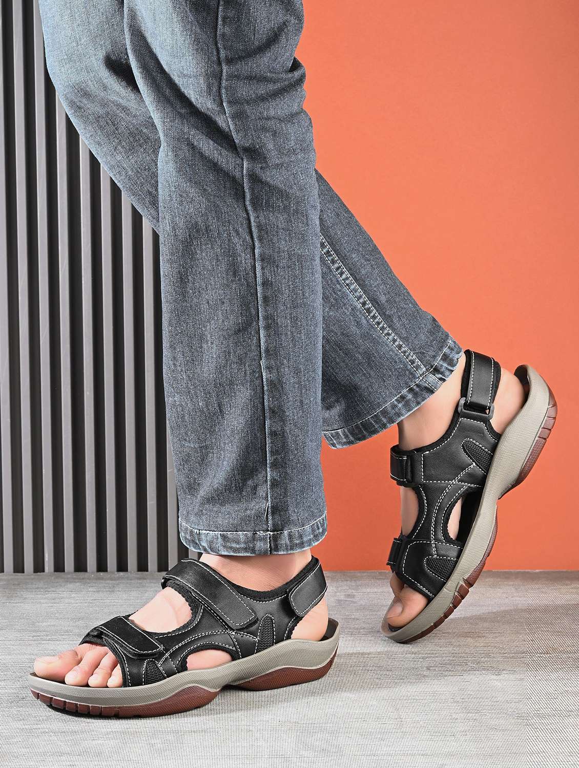 men solid back strap floater - 22373539 -  Standard Image - 1