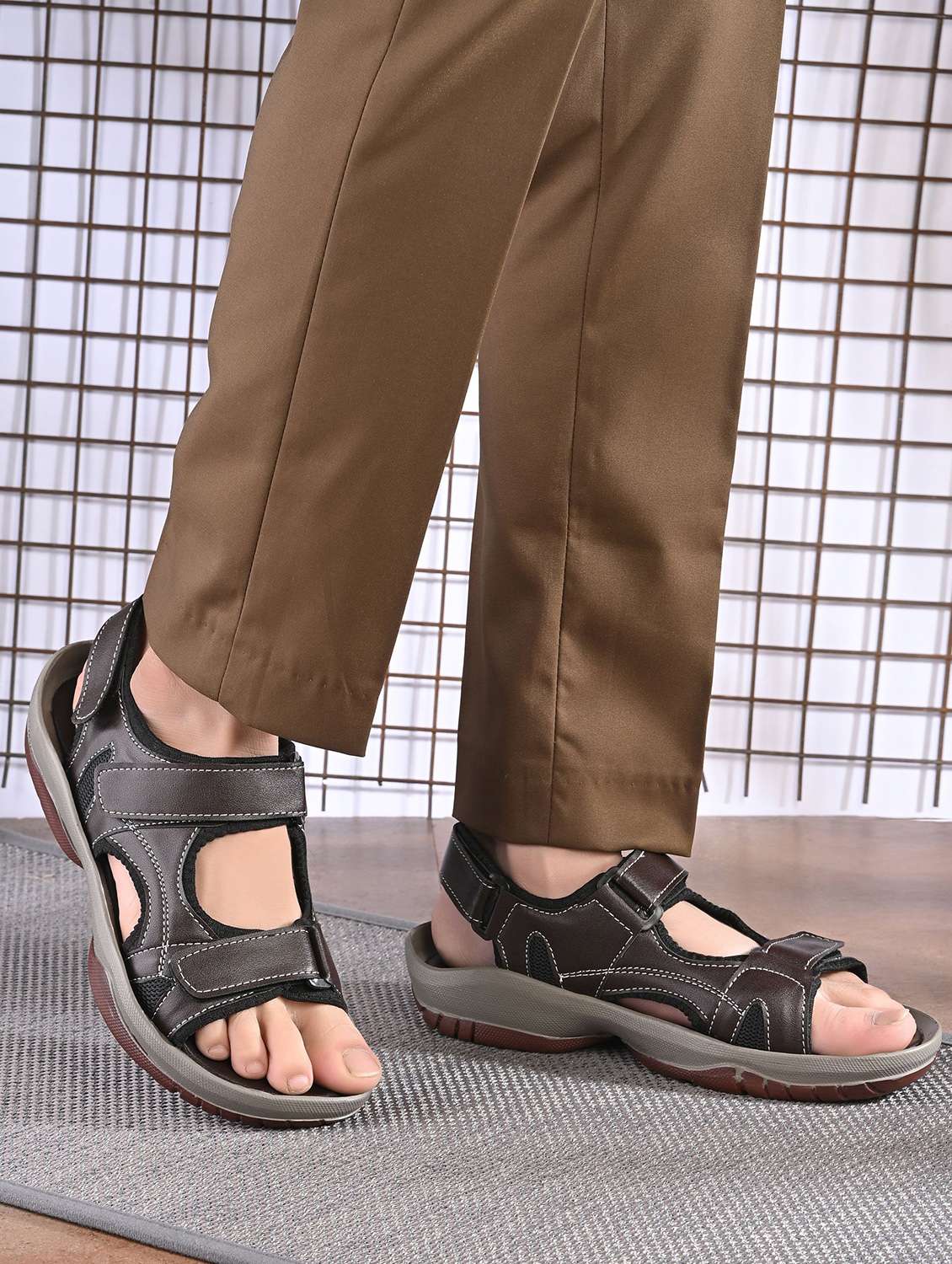 men solid back strap floater - 22373540 -  Standard Image - 1