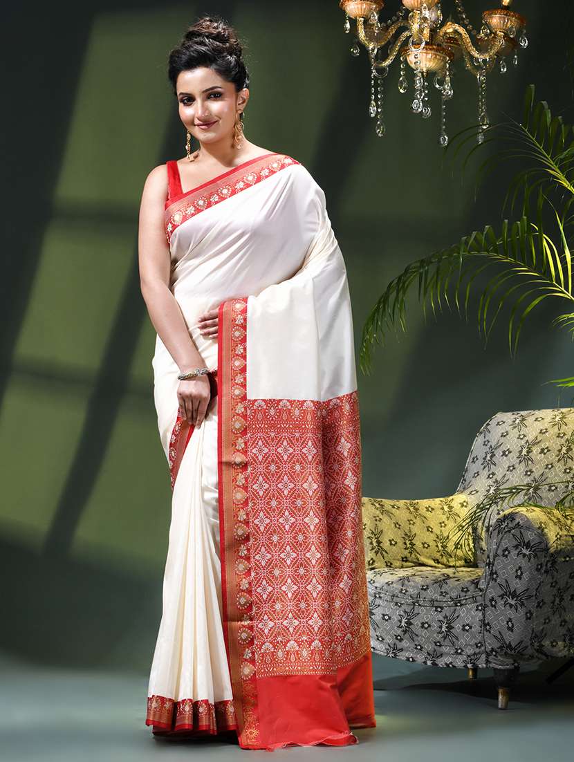 women solid with bordered saree with blouse