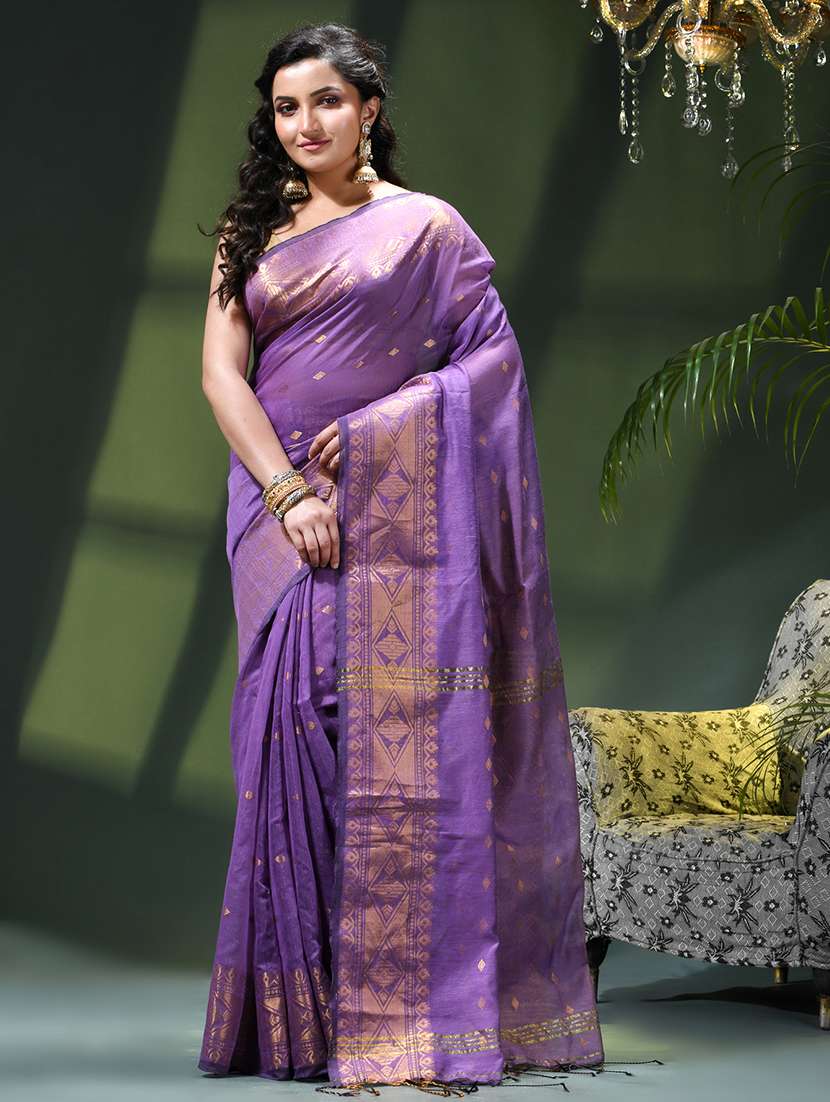 women self design bordered saree with blouse