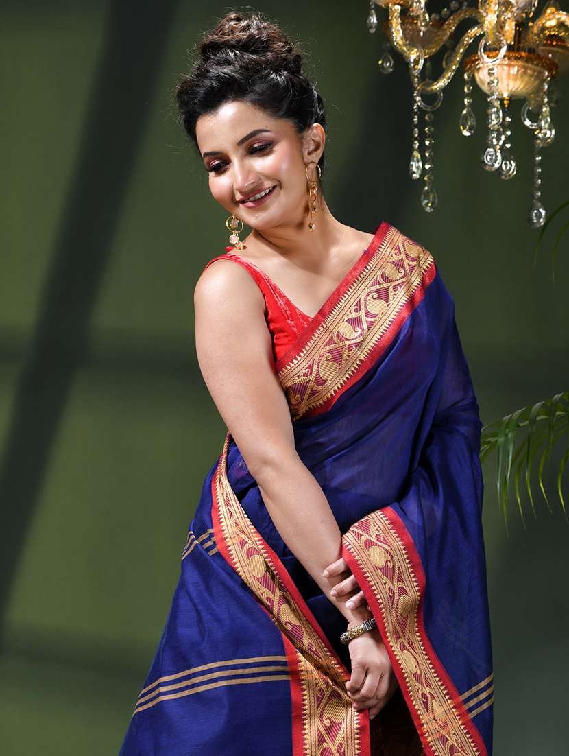 women solid with bordered saree - 22376179 -  Standard Image - 4