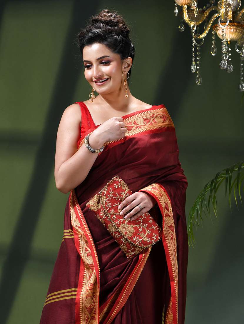 women solid with bordered saree - 22376180 -  Standard Image - 4
