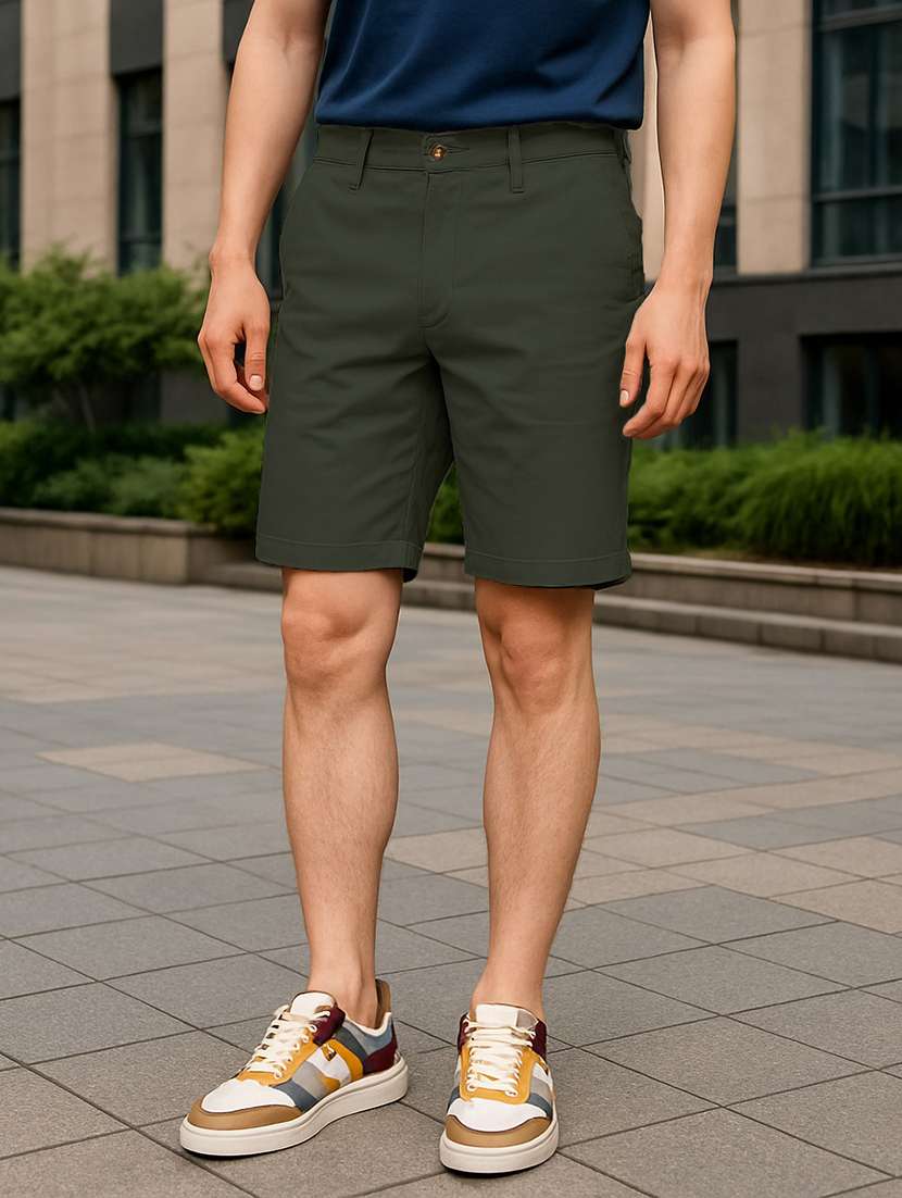 men solid mid rise regular fit shorts