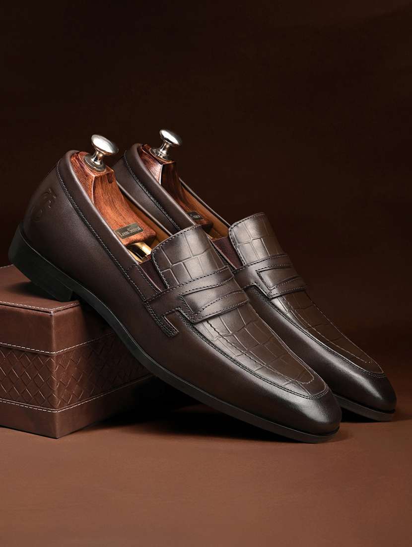 men textured slip on formal shoes