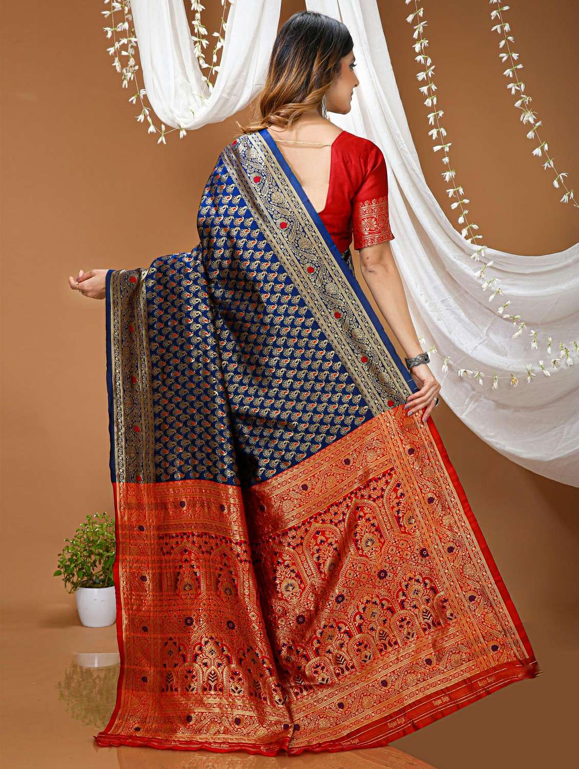 women self design banarasi saree with blouse - 22380804 -  Standard Image - 4