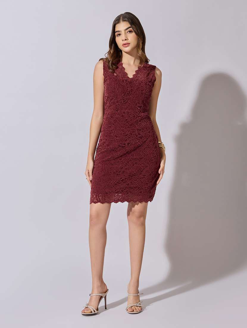 women self designed sleeveless lace bodycon dress