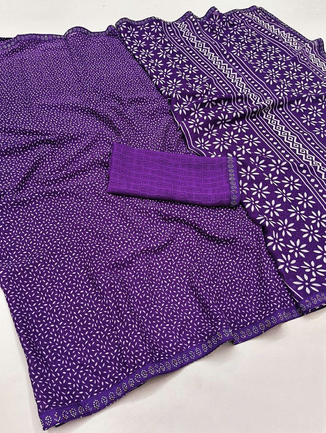 women printed casual wear saree with blouse - 22384443 -  Standard Image - 1