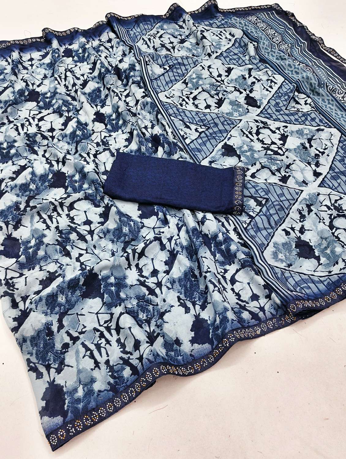 women printed casual wear saree with blouse - 22384444 -  Standard Image - 1