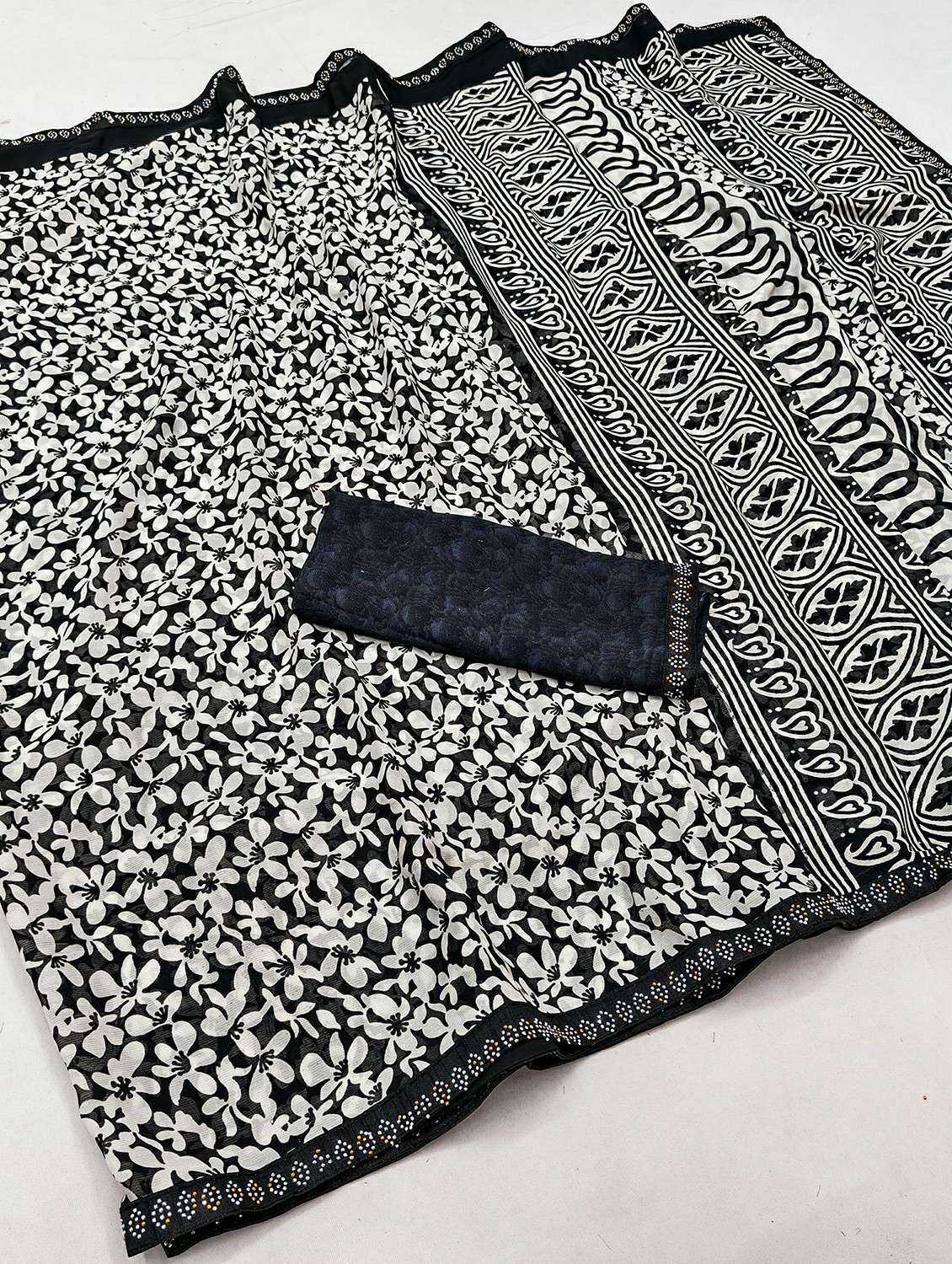 women printed casual wear saree with blouse - 22384461 -  Standard Image - 1