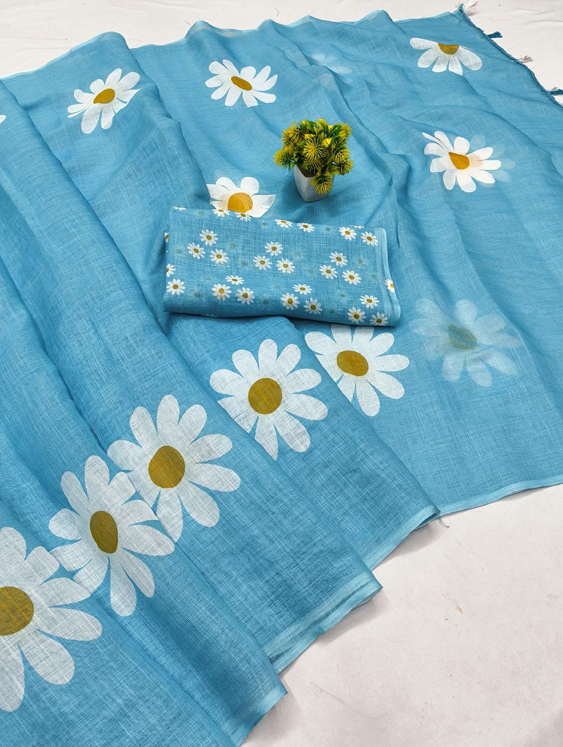 women printed casual wear saree with blouse - 22384501 -  Standard Image - 1