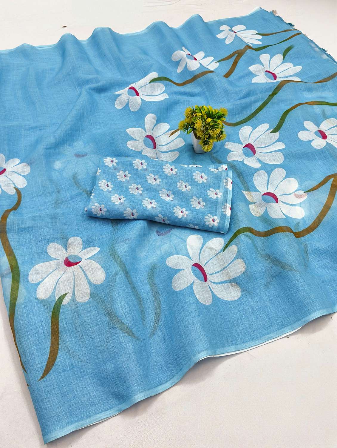 women printed casual wear saree with blouse - 22384505 -  Standard Image - 1