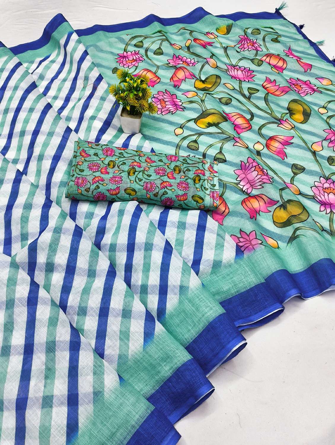 women printed casual wear saree with blouse - 22384509 -  Standard Image - 1