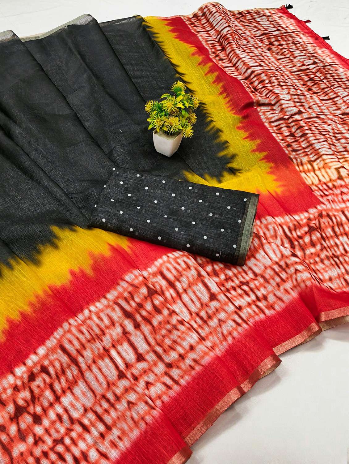 women printed casual wear saree with blouse - 22384522 -  Standard Image - 1