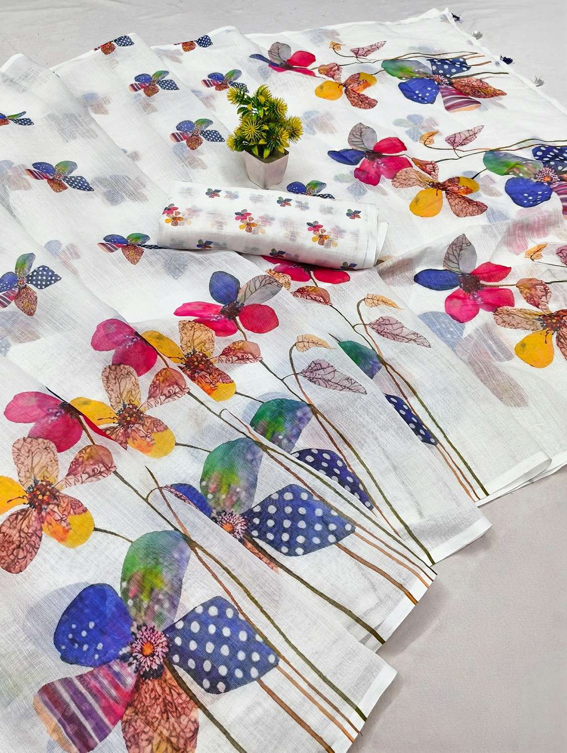 women printed casual wear saree with blouse - 22384529 -  Standard Image - 1