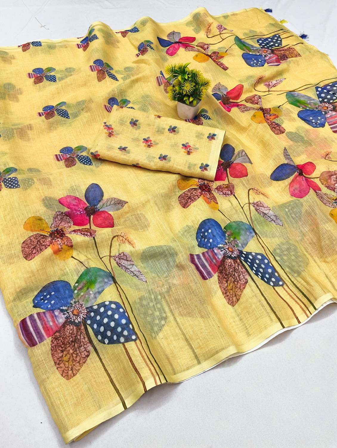 women printed casual wear saree with blouse - 22384530 -  Standard Image - 1