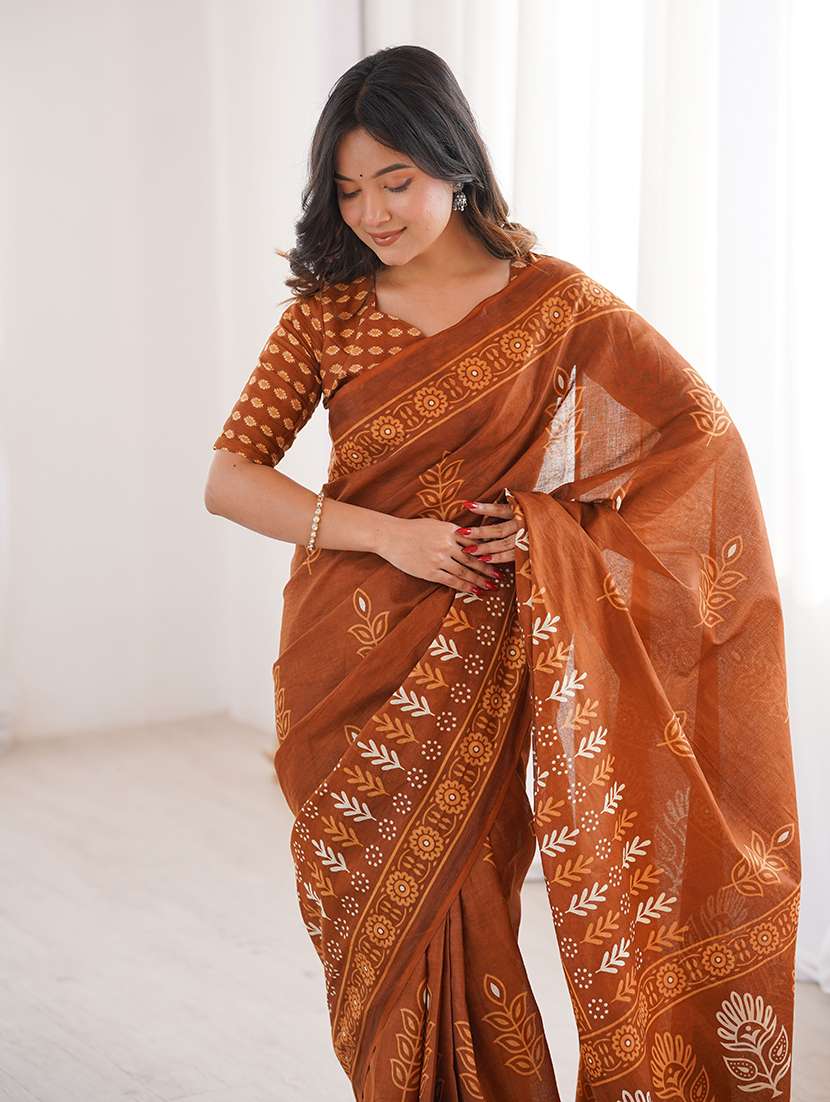 women printed casual wear saree with blouse - 22385478 -  Standard Image - 1
