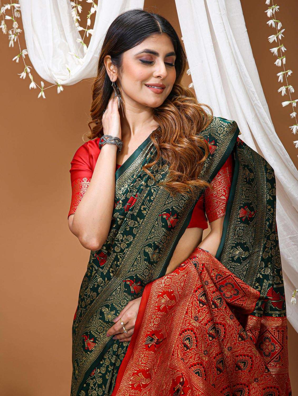 Women Self Design Banarasi Saree With Blouse - 22385599 -  Standard Image - 1