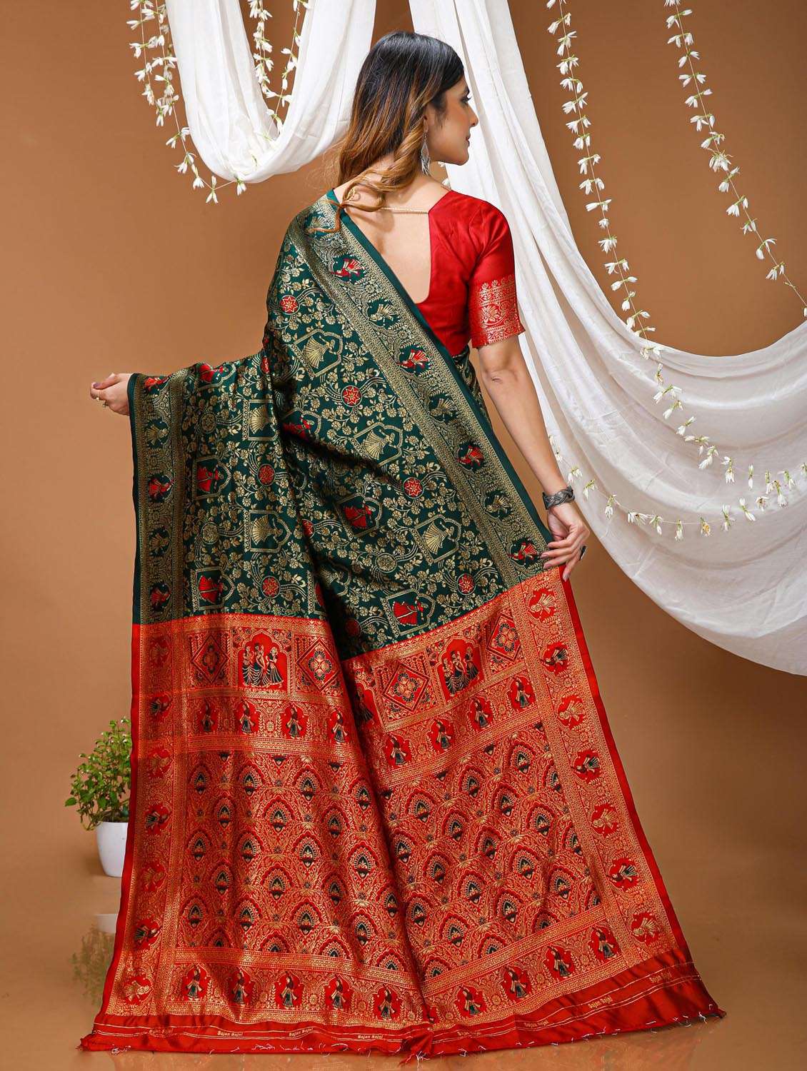 Women Self Design Banarasi Saree With Blouse - 22385599 -  Standard Image - 4