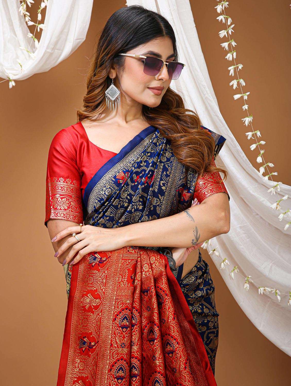Women Self Design Banarasi Saree With Blouse - 22385600 -  Standard Image - 1