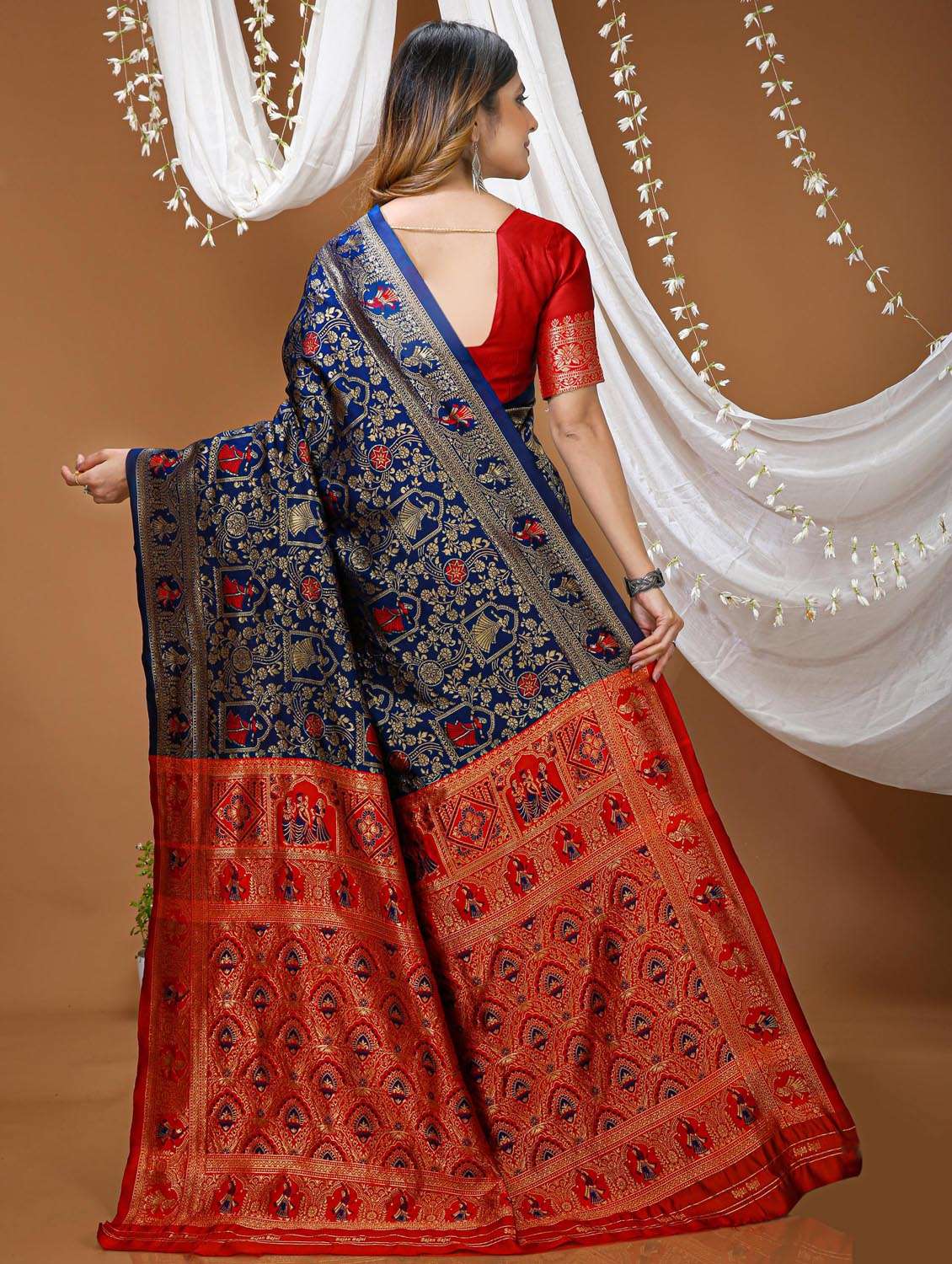 Women Self Design Banarasi Saree With Blouse - 22385600 -  Standard Image - 4