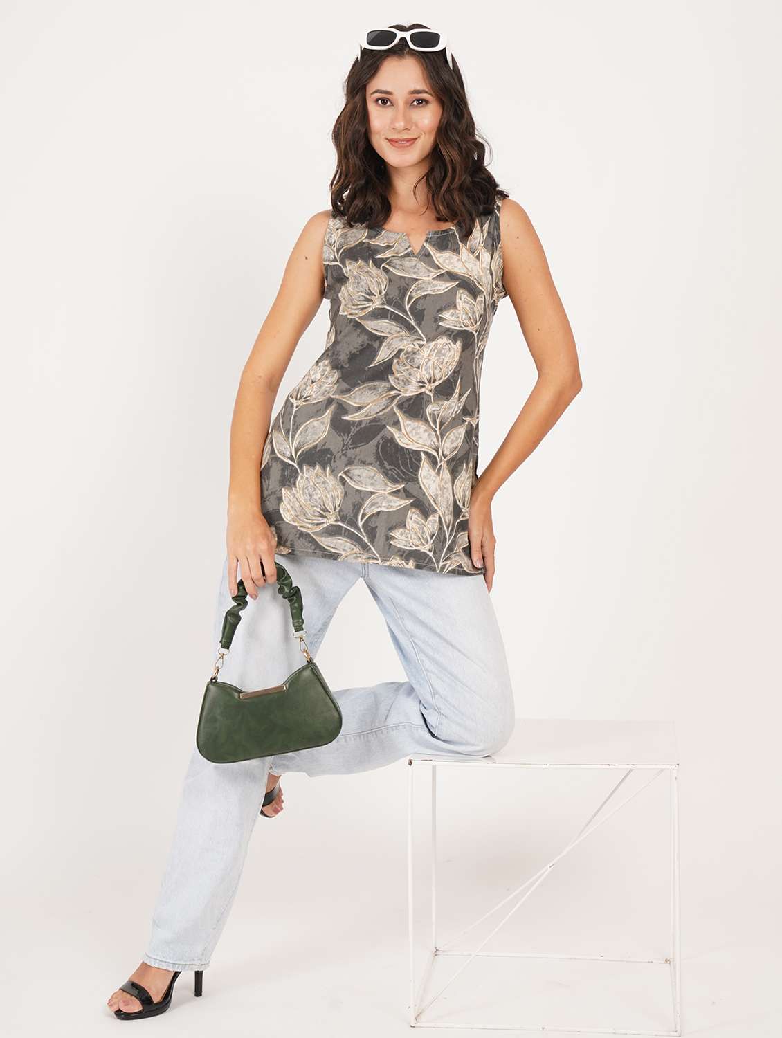 women printed notch neck straight kurti - 22386963 -  Standard Image - 4