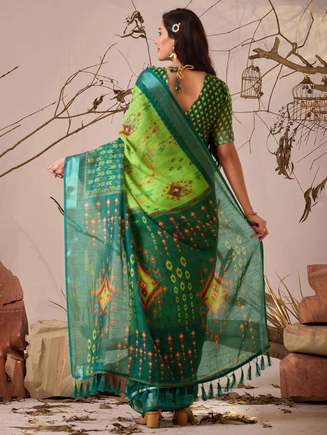women printed handloom saree with blouse - 22388810 -  Standard Image - 4