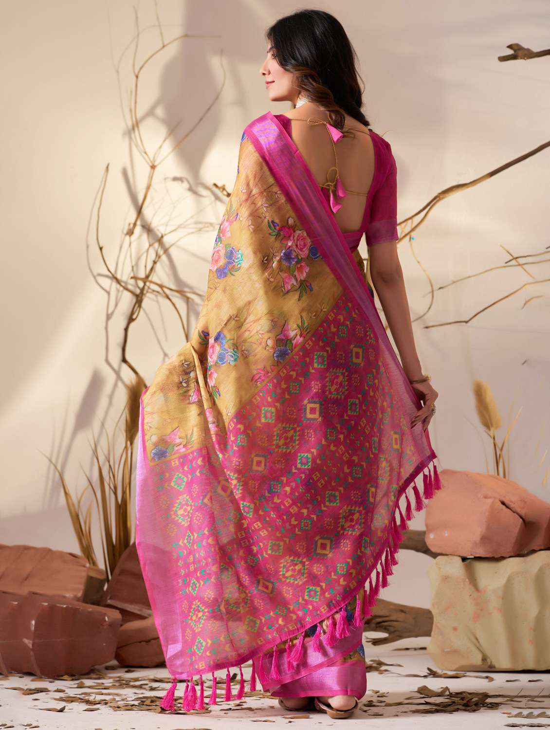 women printed casual wear saree with blouse - 22388822 -  Standard Image - 4