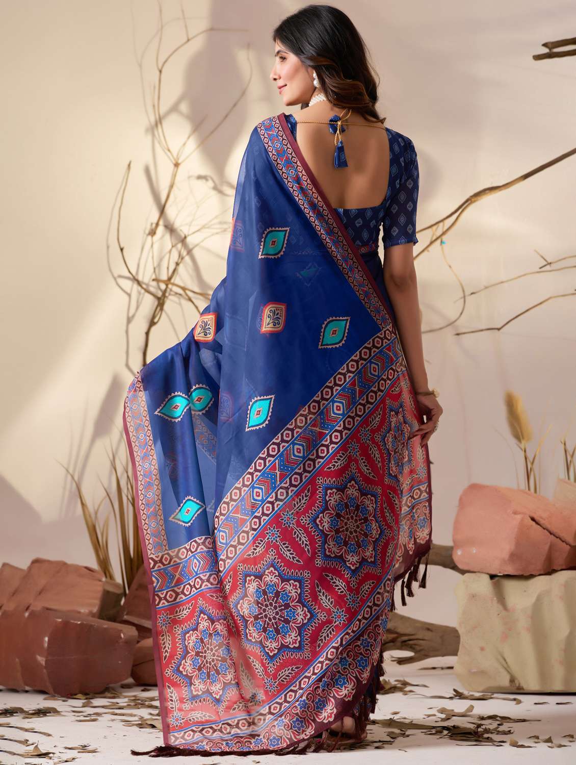 women printed casual wear saree with blouse - 22388833 -  Standard Image - 4