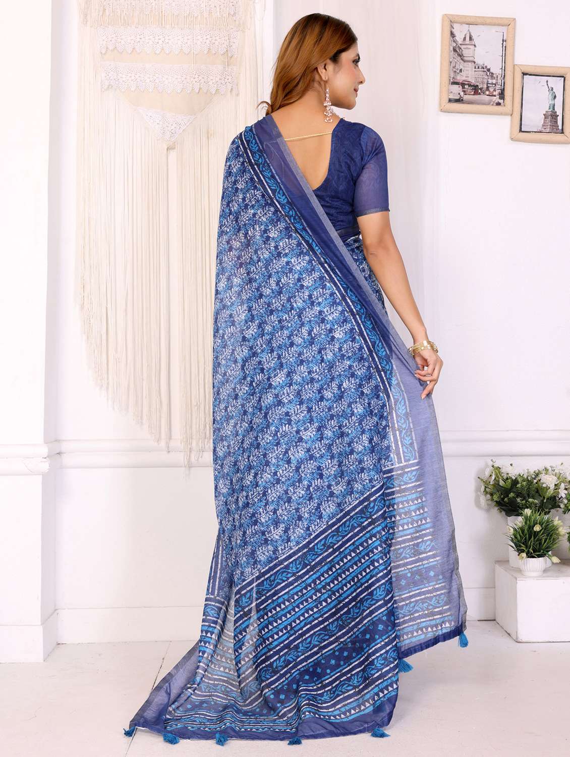 women printed casual wear saree with blouse - 22388962 -  Standard Image - 4