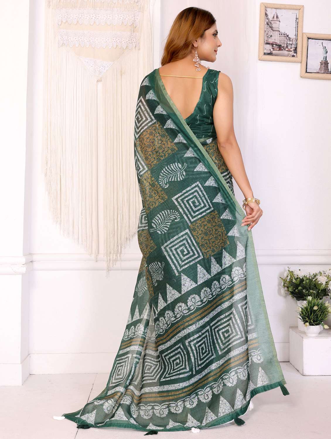 women printed casual wear saree with blouse - 22388964 -  Standard Image - 4