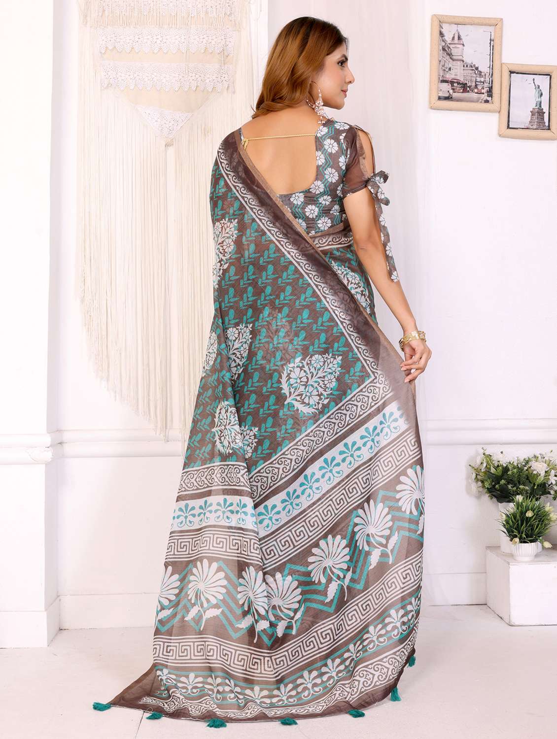 women printed casual wear saree with blouse - 22388966 -  Standard Image - 4