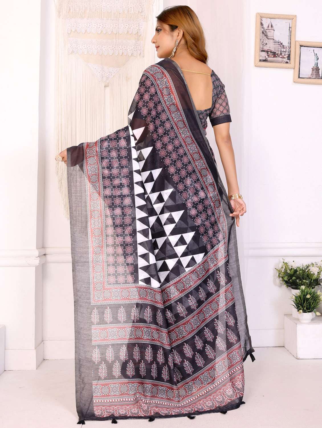 women printed casual wear saree with blouse - 22388968 -  Standard Image - 4