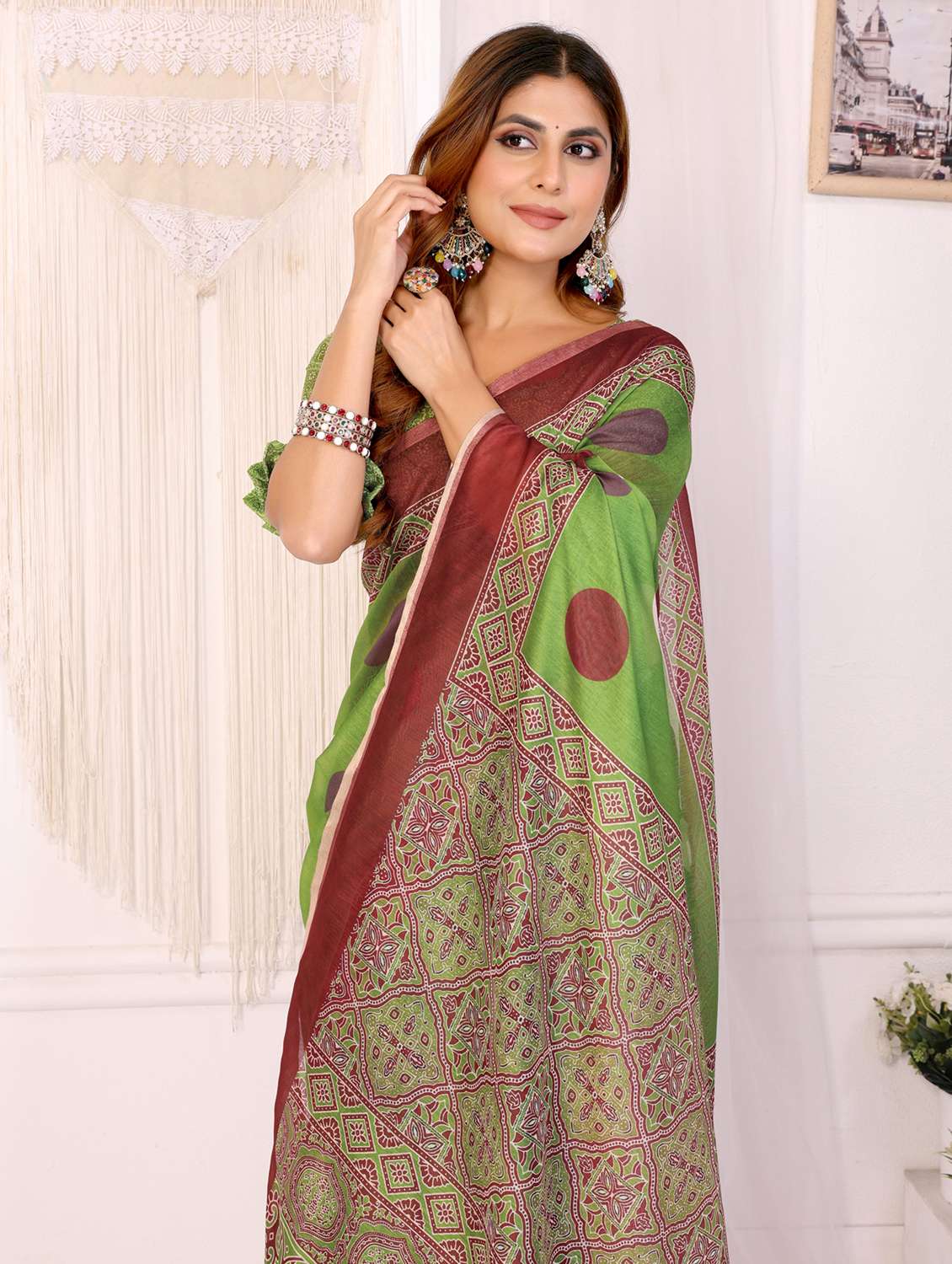 women printed casual wear saree with blouse - 22388969 -  Standard Image - 4