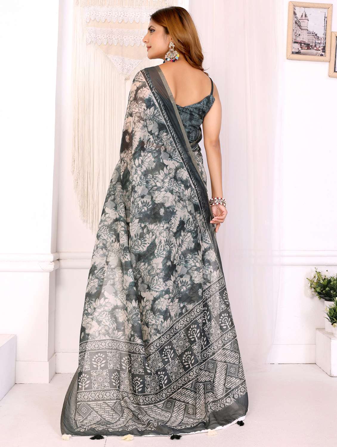 women printed casual wear saree with blouse - 22388970 -  Standard Image - 4