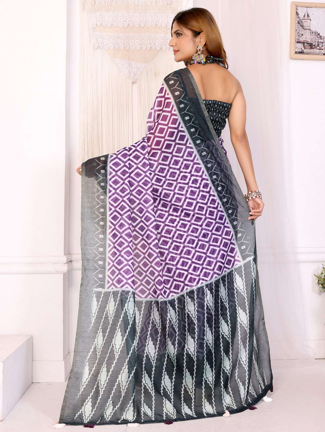 women printed casual wear saree with blouse - 22388975 -  Standard Image - 4