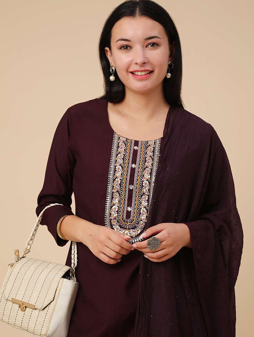 maroon cotton kurta dupatta  set - 22391574 -  Standard Image - 4