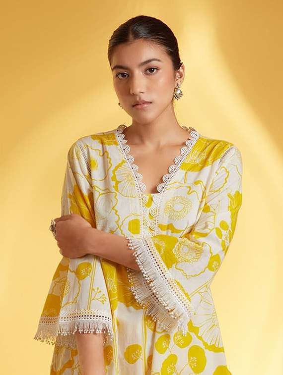 Women Printed Three Quarter Sleeve Kurta Pant Set - 22393235 -  Standard Image - 1